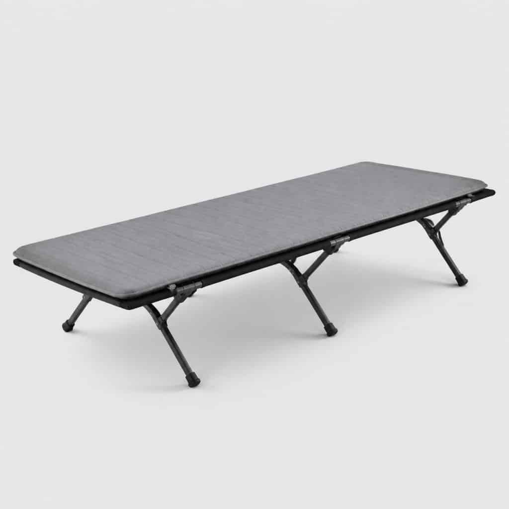 Sur-matelas isolant pour lit de camp