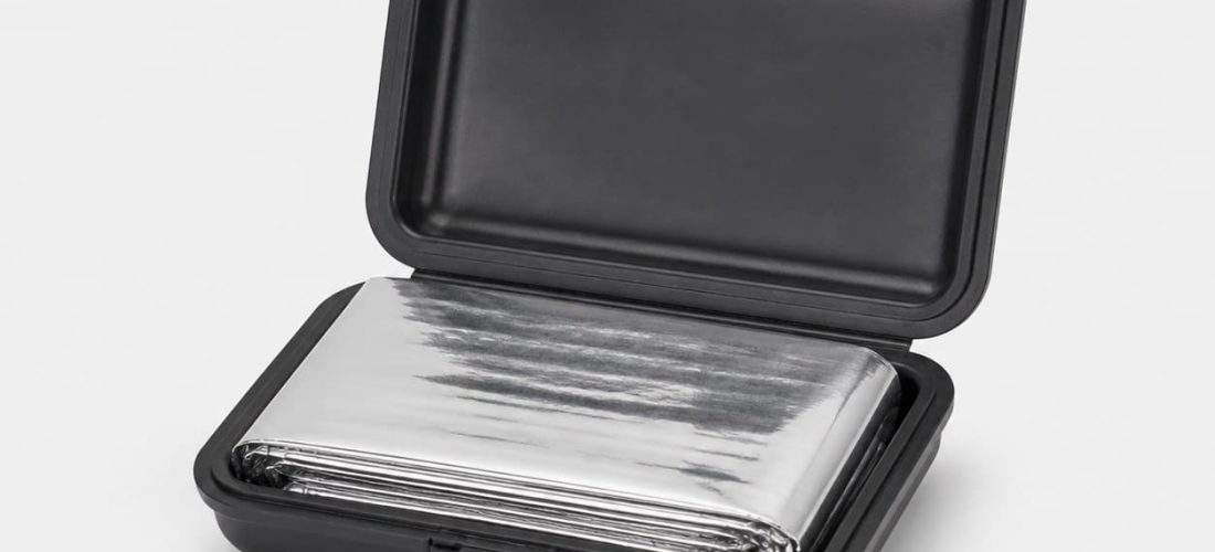 Couverture de survie avec housse de rangement rigide